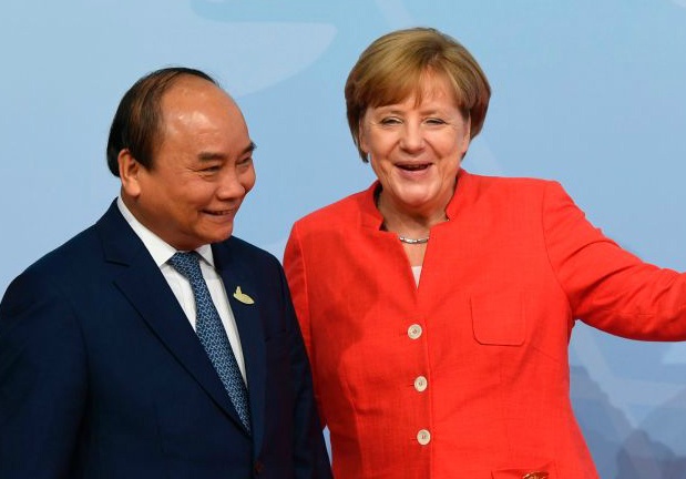Thu tuong Nguyen Xuan Phuc chuc mung dang ba Merkel thang cu hinh anh