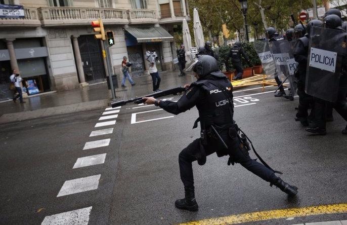Catalonia: Canh sat ban dan cao su, 337 nguoi bi thuong hinh anh