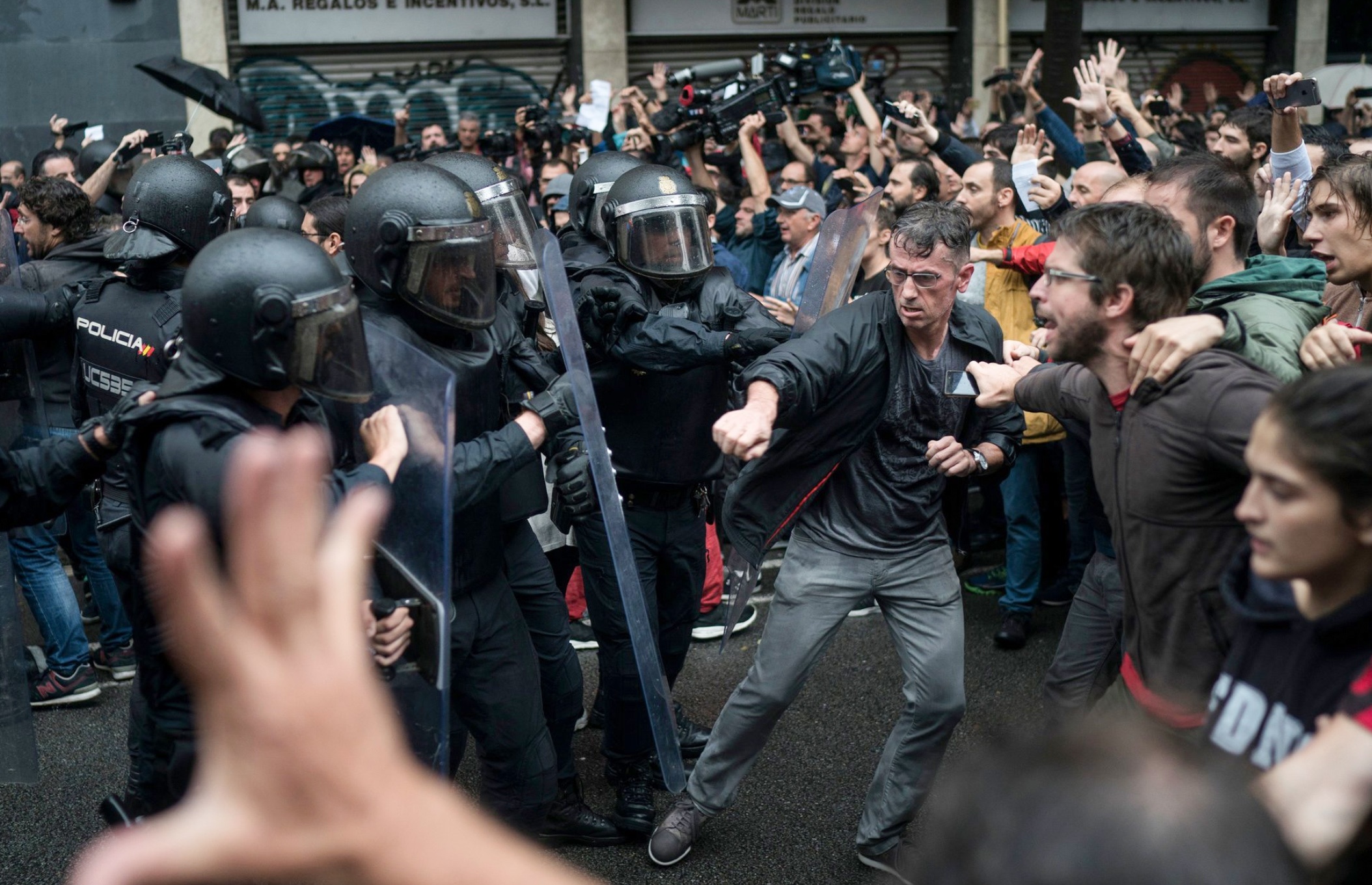 Ngay trung cau dam mau xu Catalonia: 460 nguoi bi thuong hinh anh