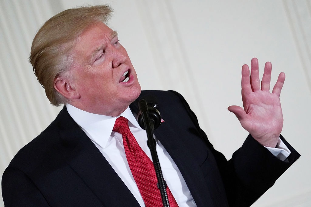 Tong thong Trump lai xung dot voi cac nghi si Cong hoa hinh anh