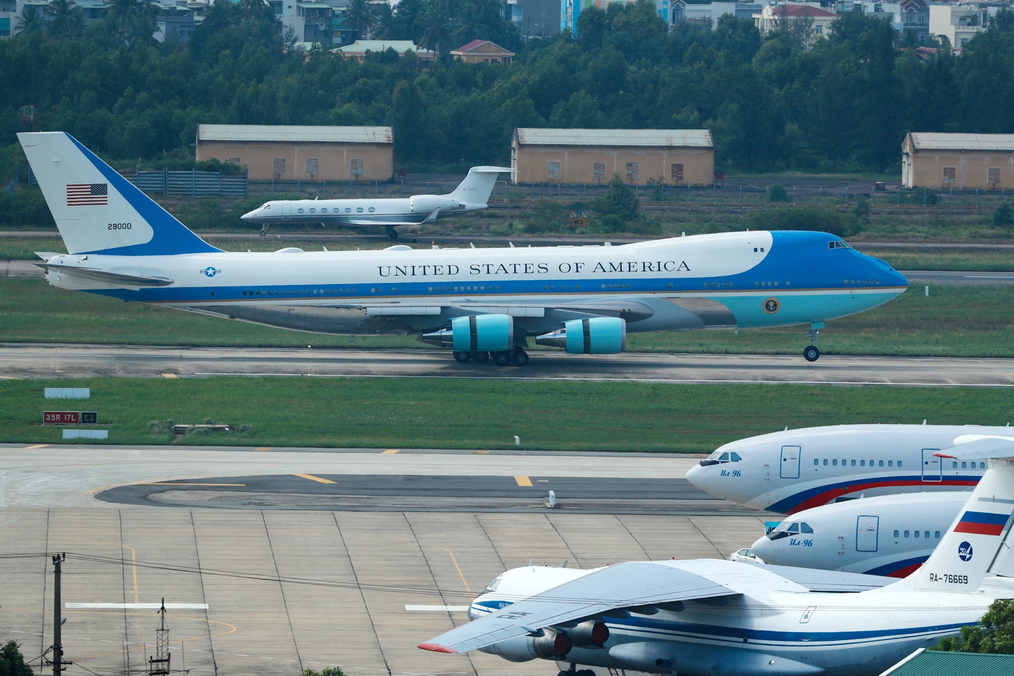 San bay Da Nang nhung ngay dac kin chuyen co lanh dao hinh anh