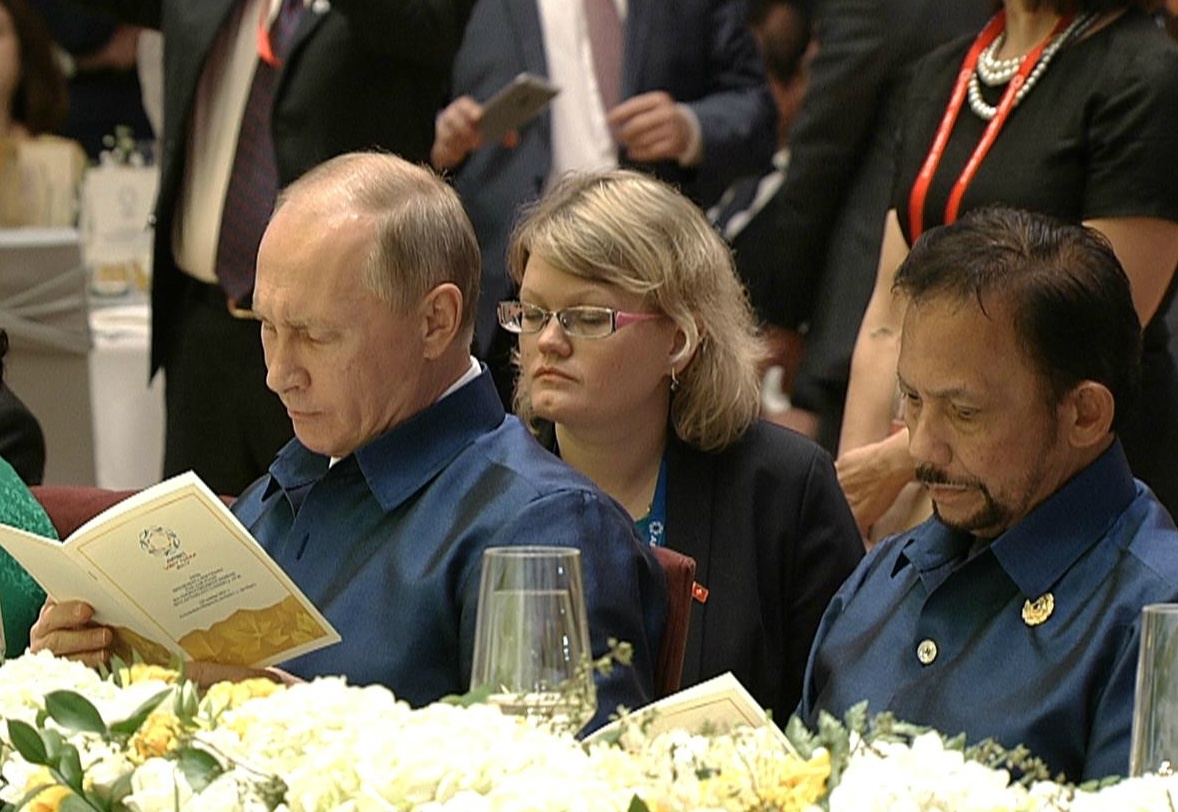 Hau truong 4 thang chuan bi tiec chieu dai Tong thong Trump, Putin hinh anh