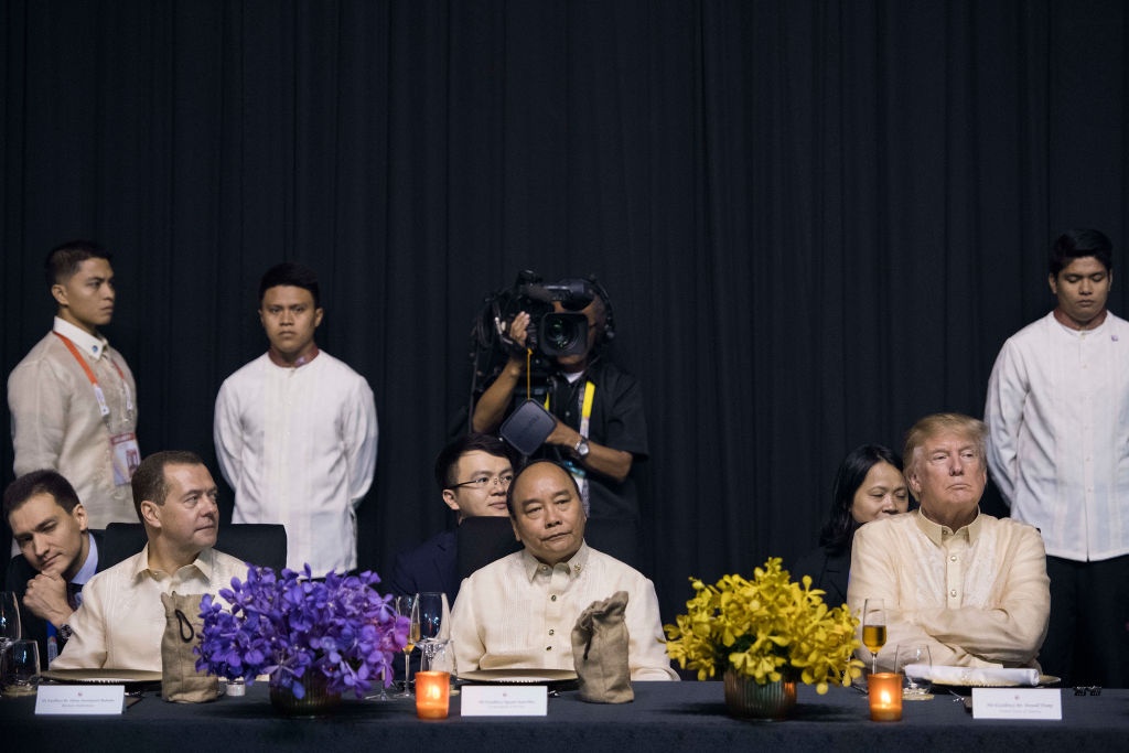 Trump cong du chau A anh 8