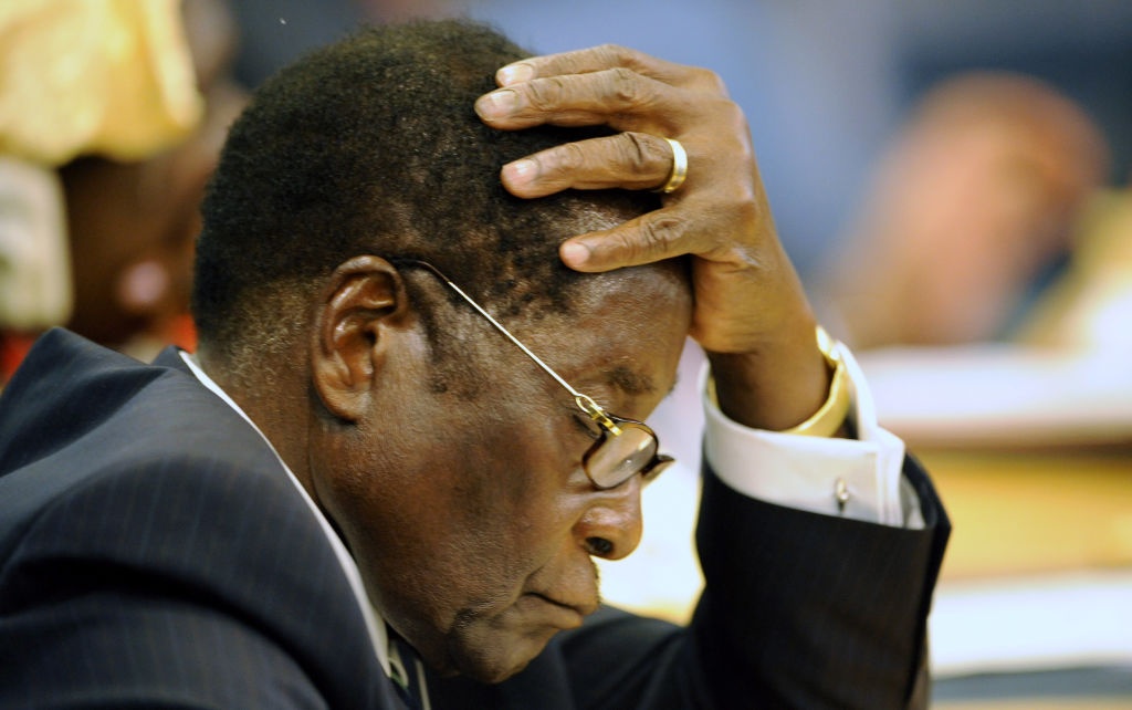 Mugabe khoc khi buoc phai chap nhan tu chuc hinh anh