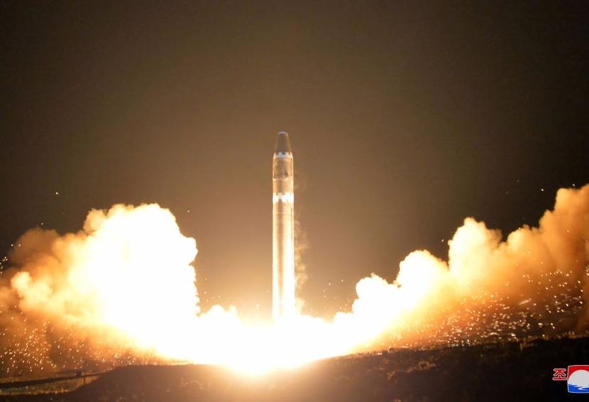 Phi hanh doan Cathay nhin thay 'ten lua Trieu Tien' bay qua may bay hinh anh