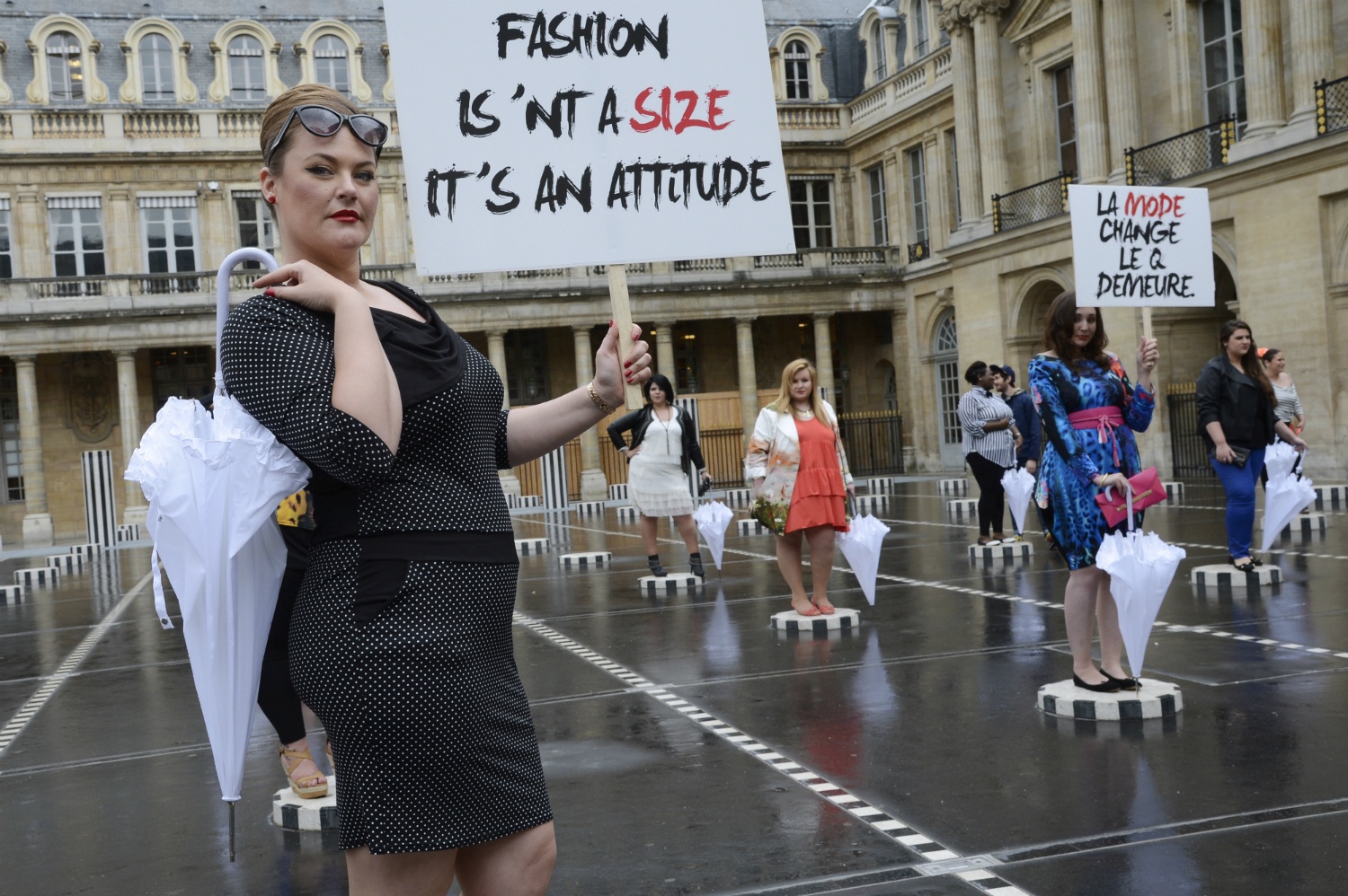 Chien dich 'chong phan biet doi xu nguoi beo' tai Paris hao nhoang hinh anh