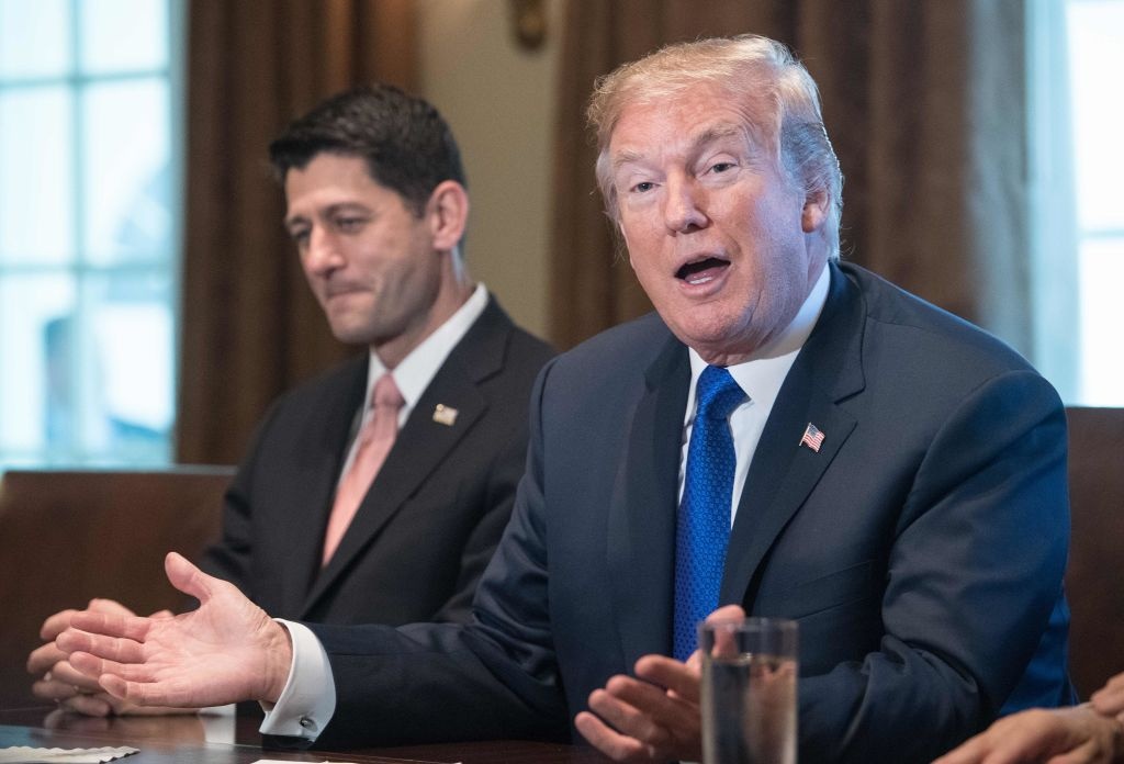 Cai cach thue sap qua ai cuoi, Trump can ke 'qua Giang sinh lon' hinh anh