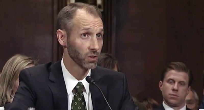 Ung vien tham phan cua Trump khong tra loi noi cau hoi can ban ve luat hinh anh