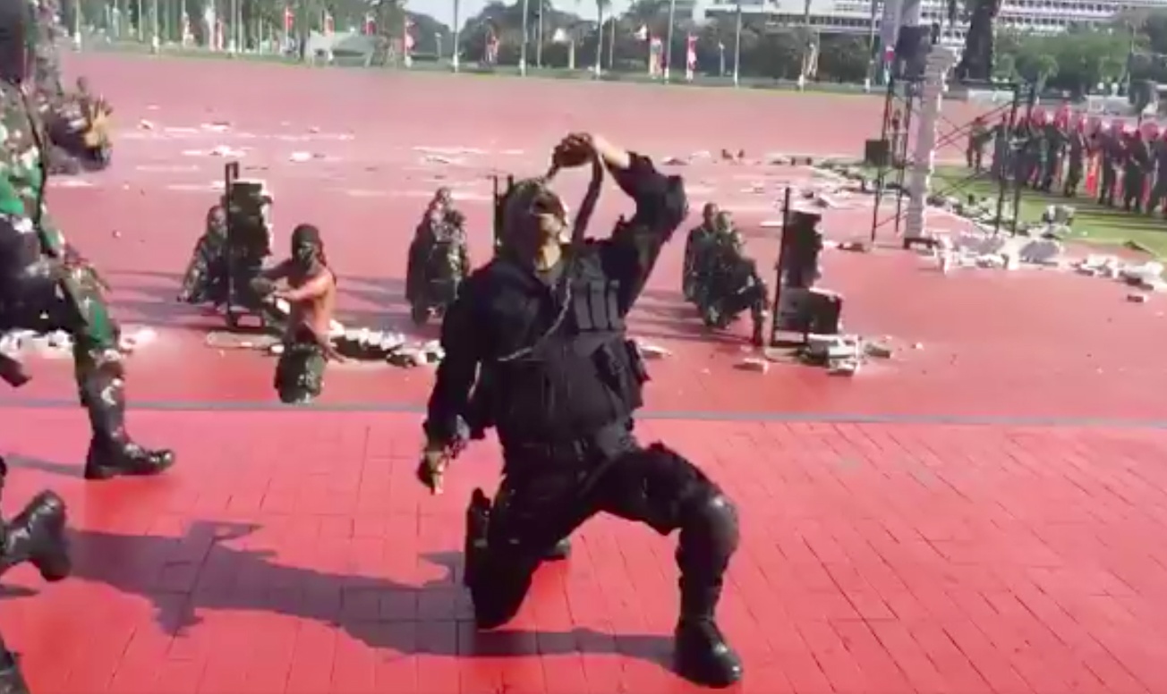 Man uong mau ran ngay sat chan bo truong quoc phong My hinh anh