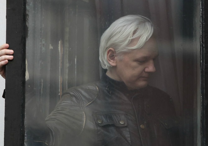 5 nam lan tron, nha sang lap WikiLeaks 'gap nguy hiem suc khoe' hinh anh