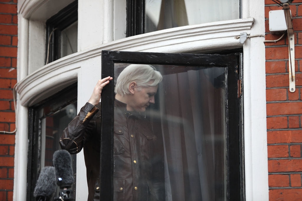 nha sang lap WikiLeaks bi benh anh 1