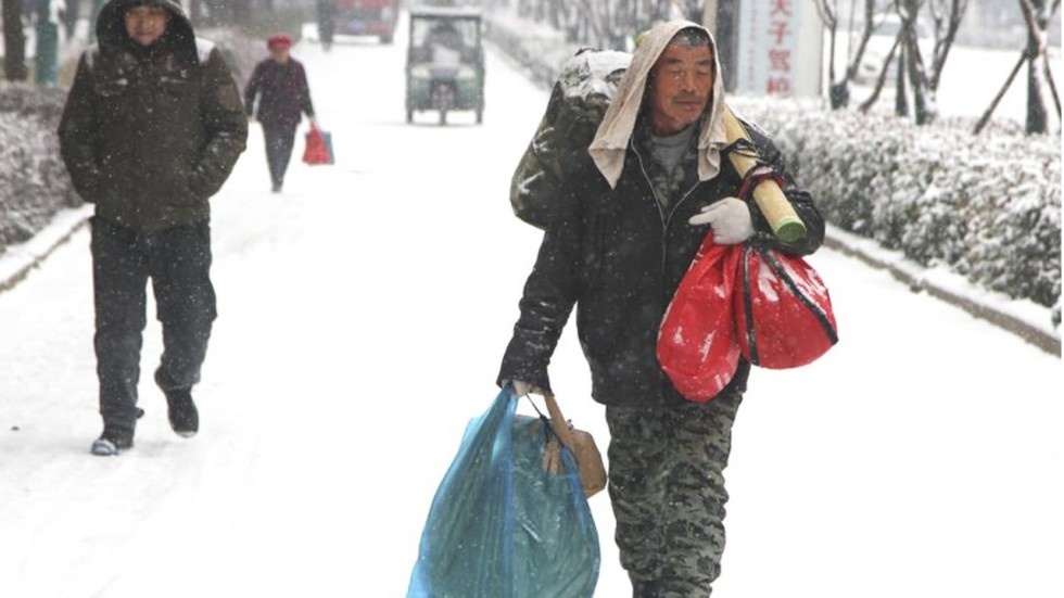 Danh tien mua ao cho vo, cong nhan TQ di bo 40 km duoi tuyet ve an tet hinh anh