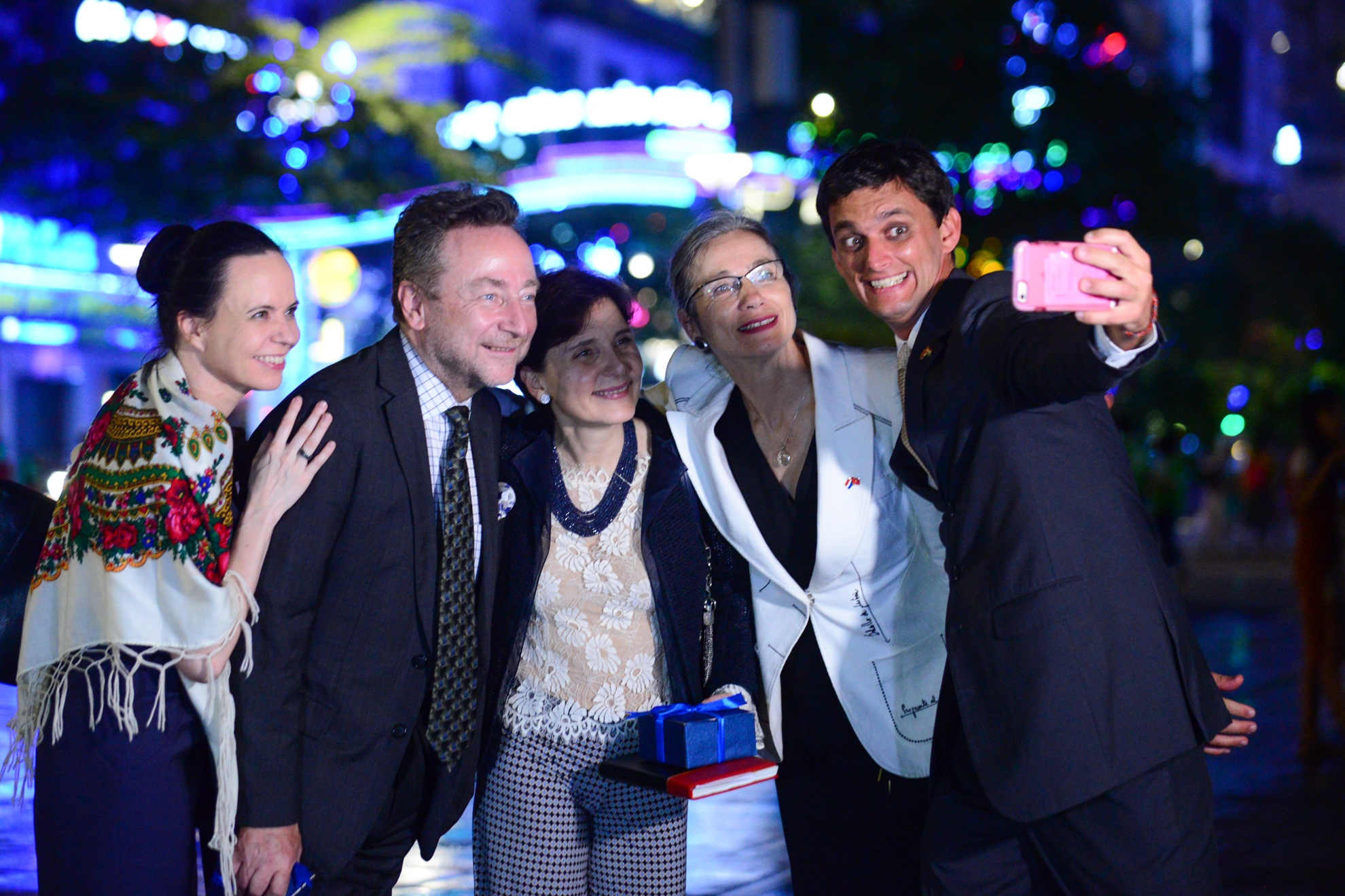 Cac dai su EU 'Nam tien' dau nam, tham quan pho di bo, duong sach hinh anh