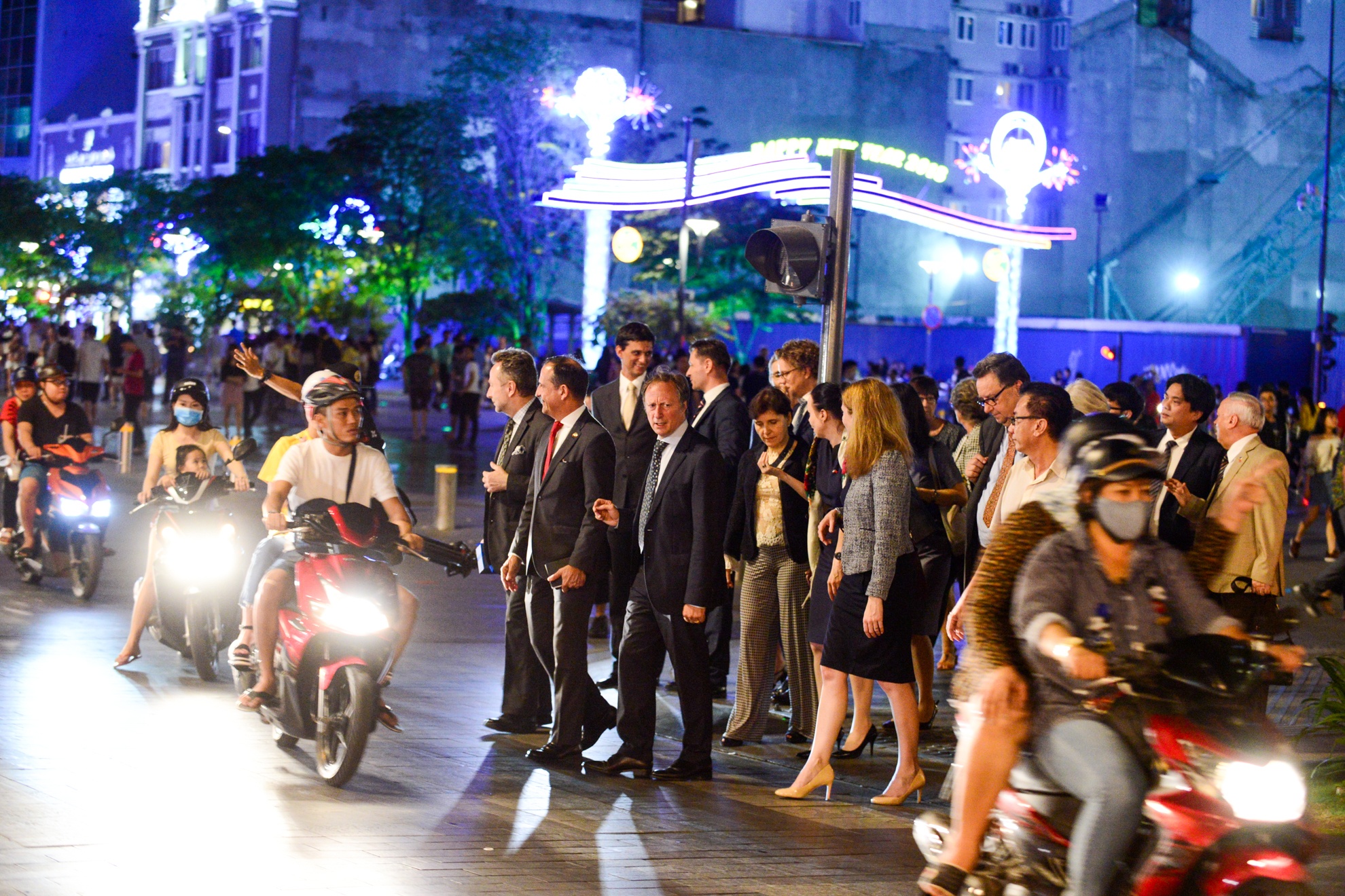 dai su EU chuc tet anh 1