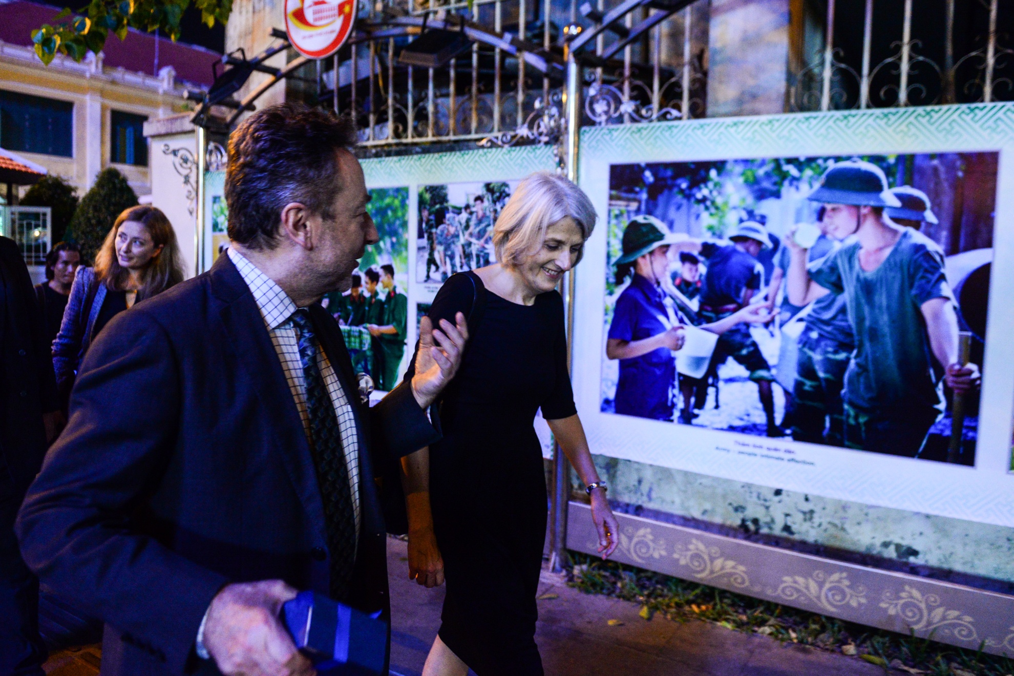 dai su EU chuc tet anh 4