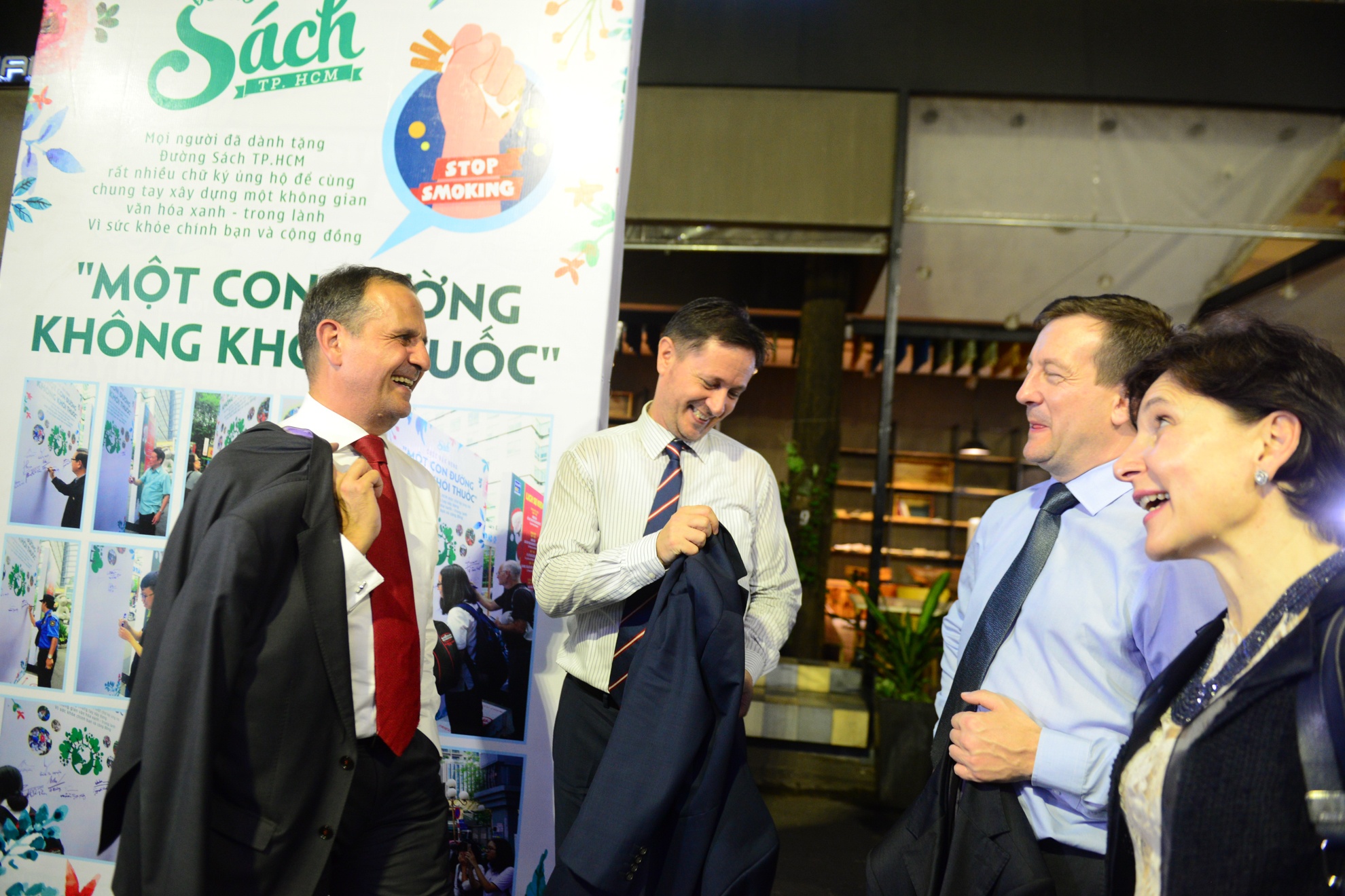 dai su EU chuc tet anh 3