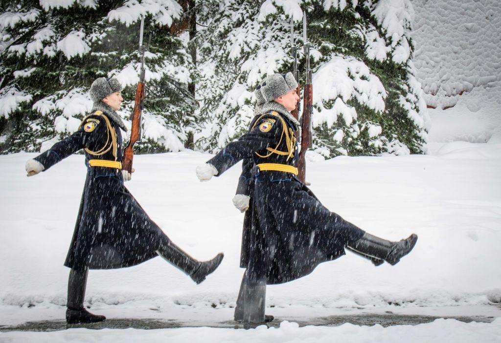 Tuyet roi day nhat the ky, Moscow chim trong mua dong trang xoa hinh anh