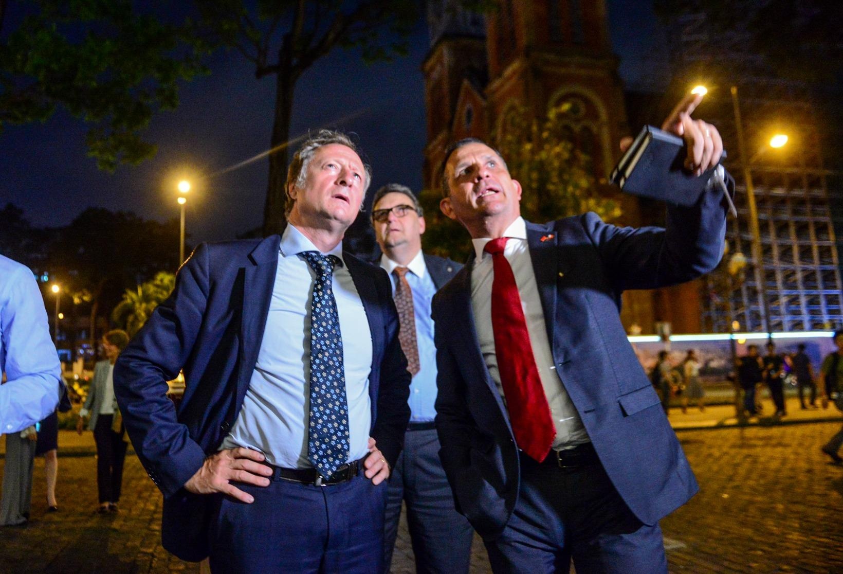 Hau truong quay clip chuc Tet cua cac dai su EU hinh anh