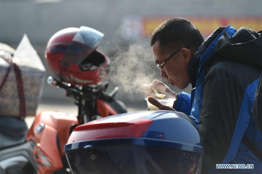 Dam truong di xe may ve que an Tet cua nguoi lao dong Trung Quoc hinh anh