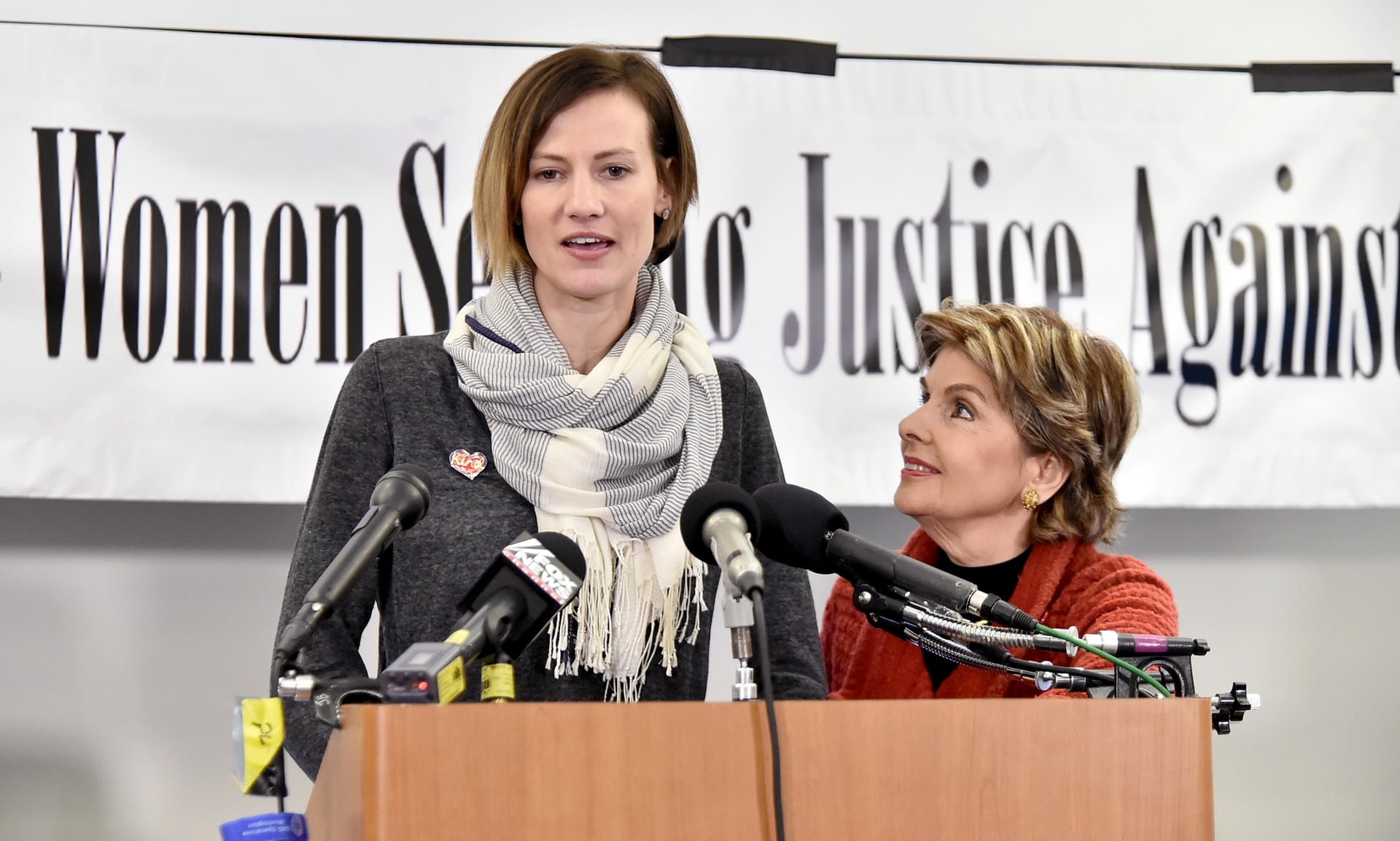 Trump cai nhau tren Twitter ve cao buoc quay roi tinh duc hinh anh