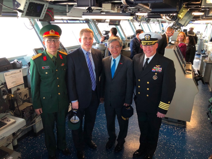 DS Pham Quang Vinh tham tau san bay My hinh anh