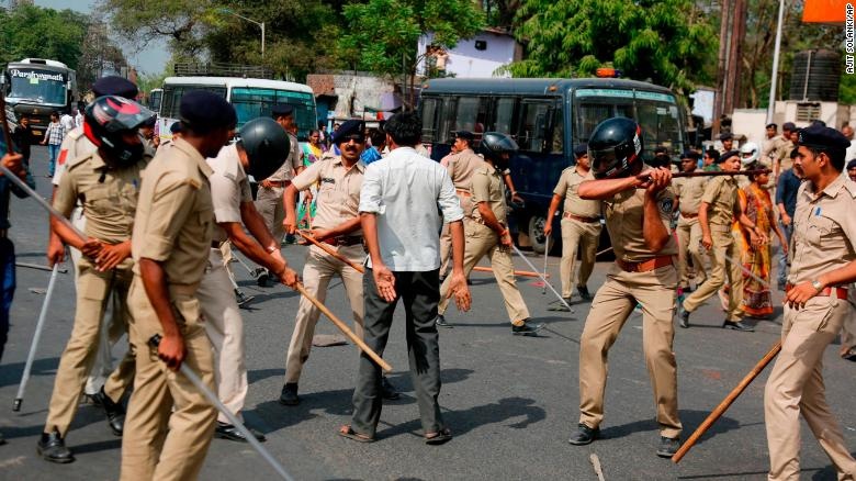 Bao luc vi dang cap lan khap 10 bang An Do, 8 nguoi chet hinh anh