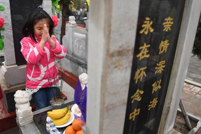 Bia va vang ma: Nguoi Hoa tao mo trong le Thanh Minh hinh anh