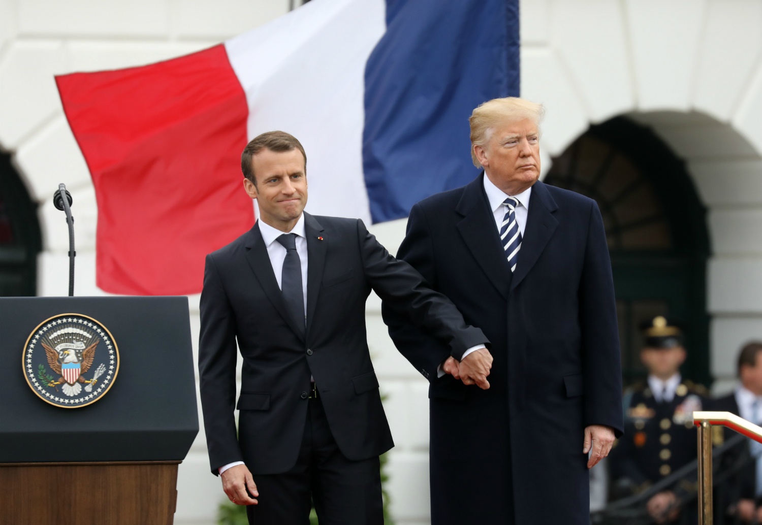 Trump don tiep Macron: 'Chung toi da xay dung mot tinh ban dep' hinh anh