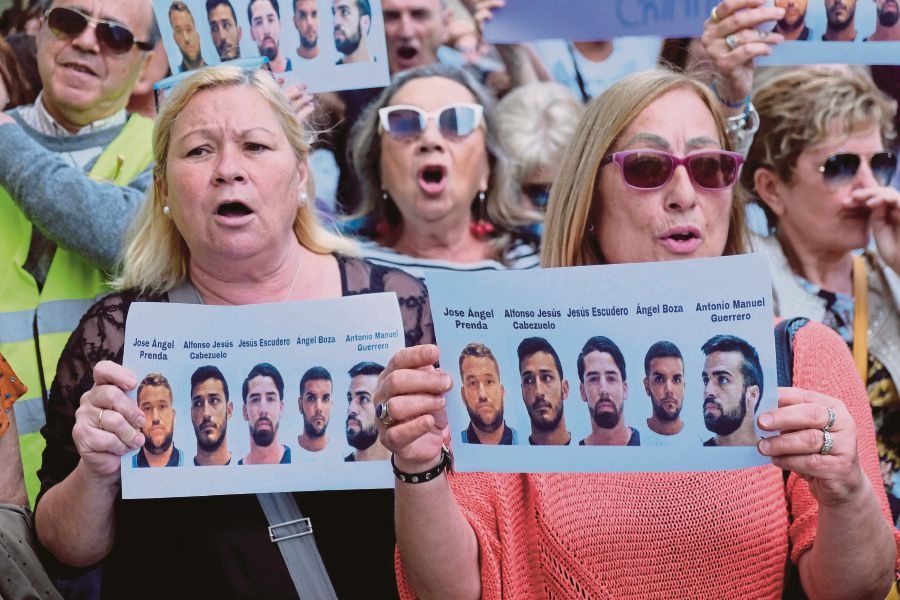 5 ke hiep dam duoc trang an, 32.000 nguoi bieu tinh o Tay Ban Nha hinh anh