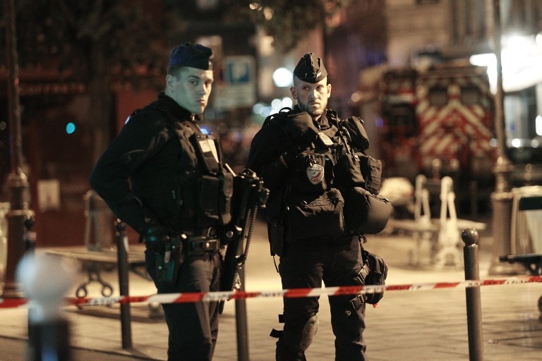 Tan cong bang dao o Paris lam 1 nguoi chet, hang loat nguoi bi thuong hinh anh