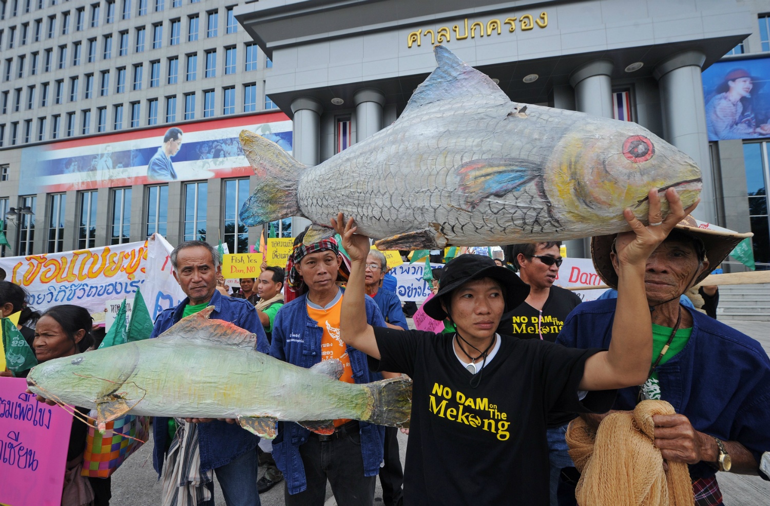 Gia dat phai tra cho dap Trung Quoc tren dong Mekong hinh anh