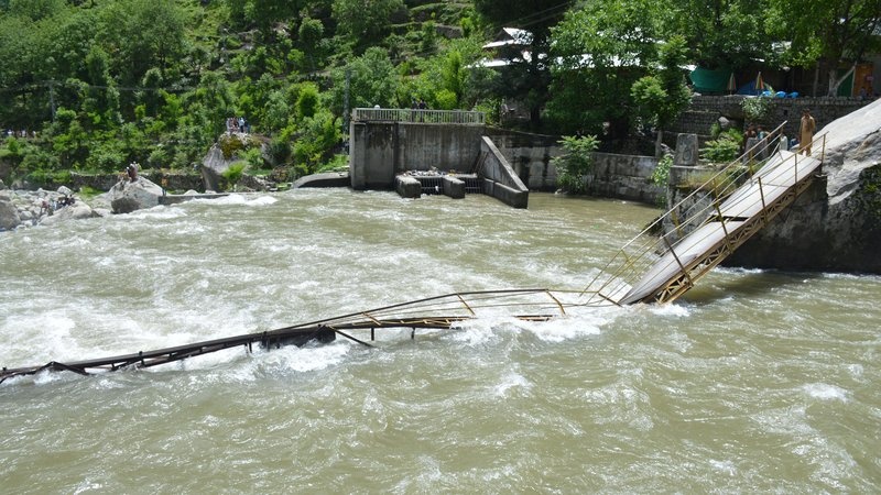 Cau khu du lich sap - 5 nguoi chet, 10 nguoi mat tich hinh anh
