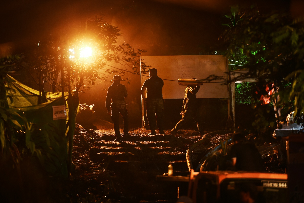 Doi bong Thai chua the roi hang, doi mat sang chan tam ly hinh anh