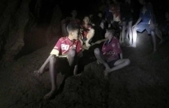 Cuoc tro chuyen trong bong toi hang dong sau khi tim thay doi bong nhi hinh anh