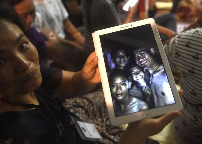 Nhung cau thu nhi buoc khoi hang va doi dien tuong lai vo thua nhan hinh anh