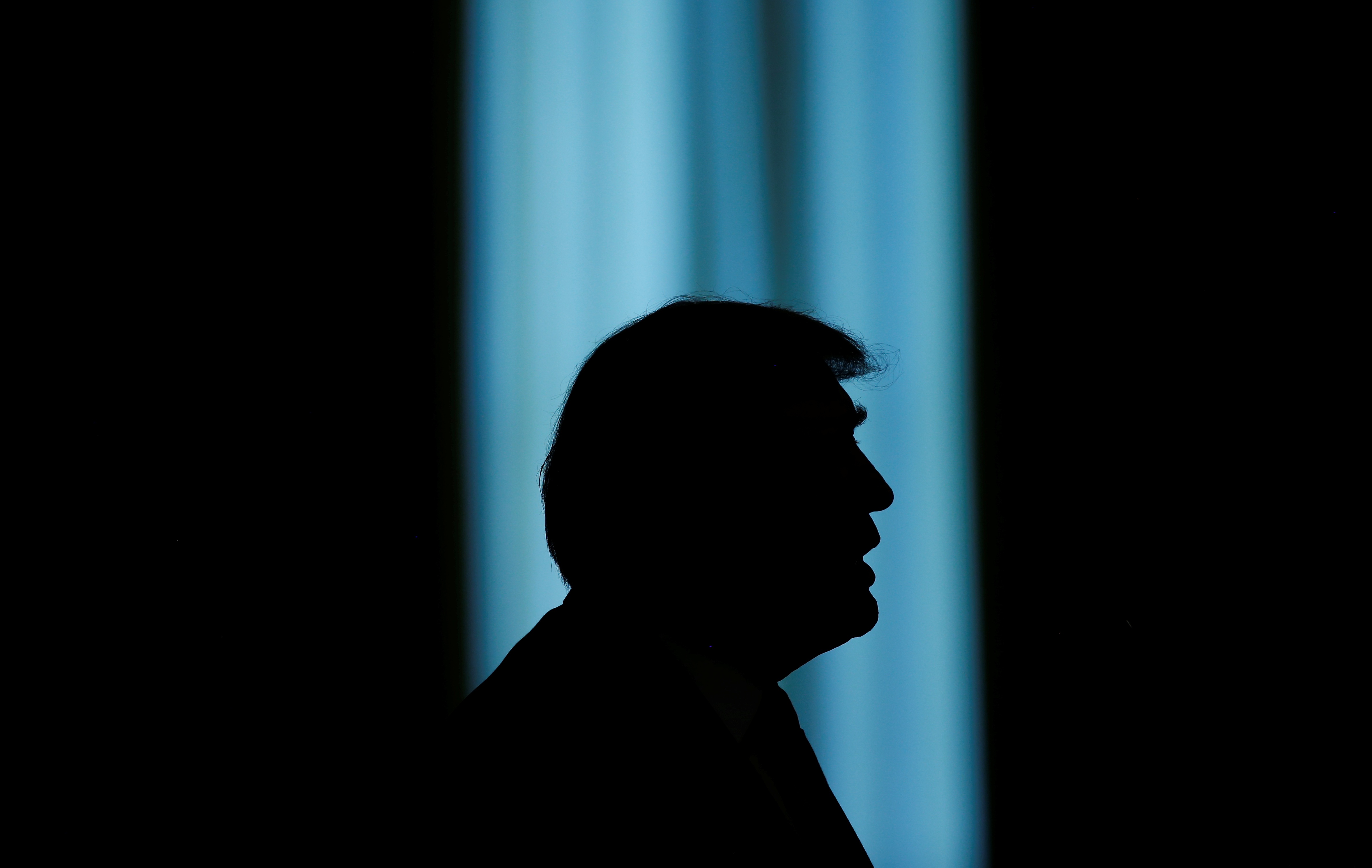 cong su Trump ra toa anh 1