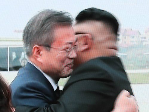 Cai om giua Binh Nhuong cua lanh dao 2 mien Trieu Tien hinh anh