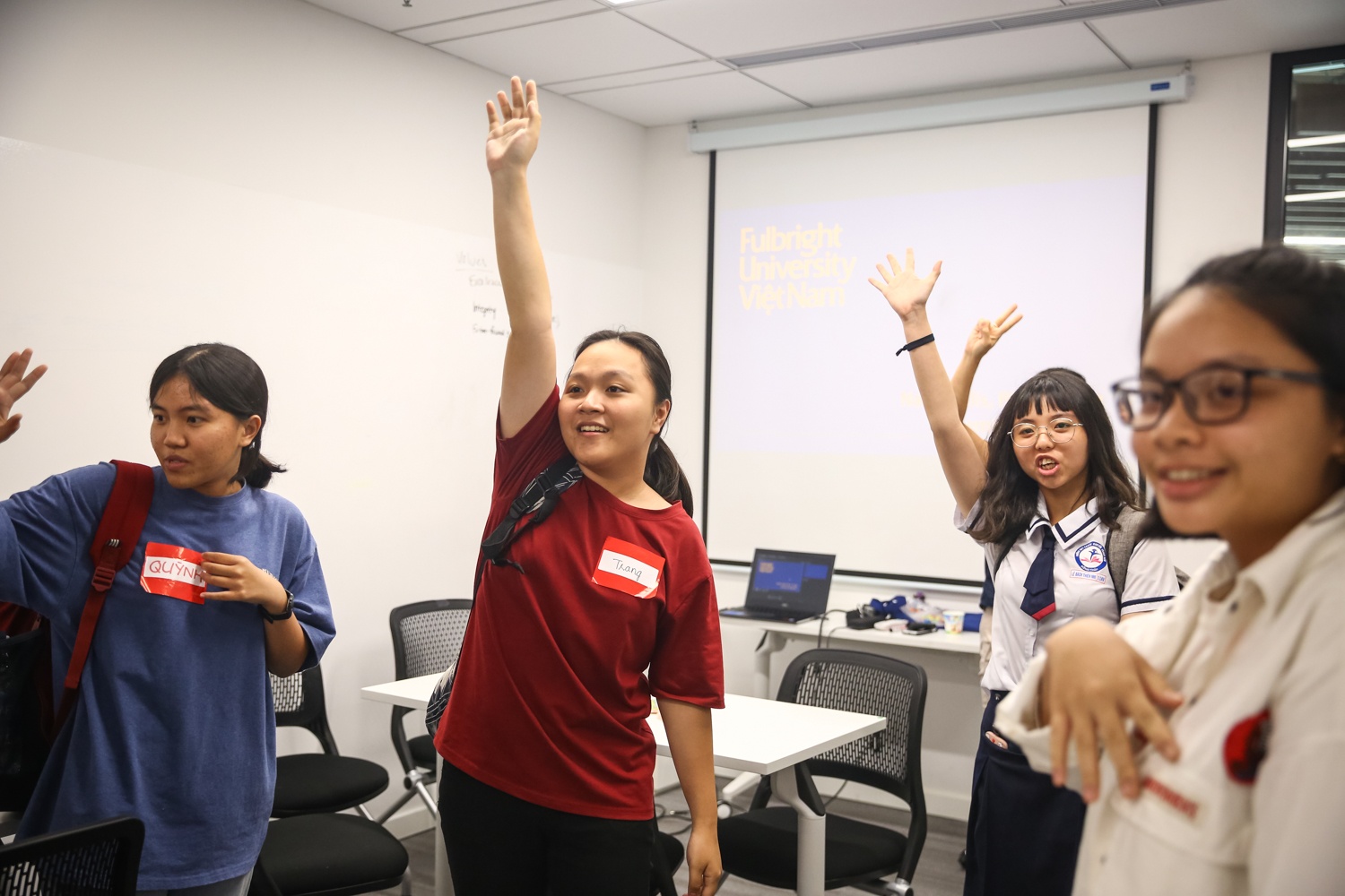 Hoc sinh trai nghiem mot ngay 'hoc va vo mong' tai DH Fulbright VN hinh anh