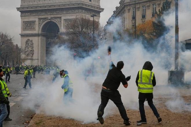 Sau bao loan o Paris, Phap nhuong bo hoan tang thue nhien lieu hinh anh