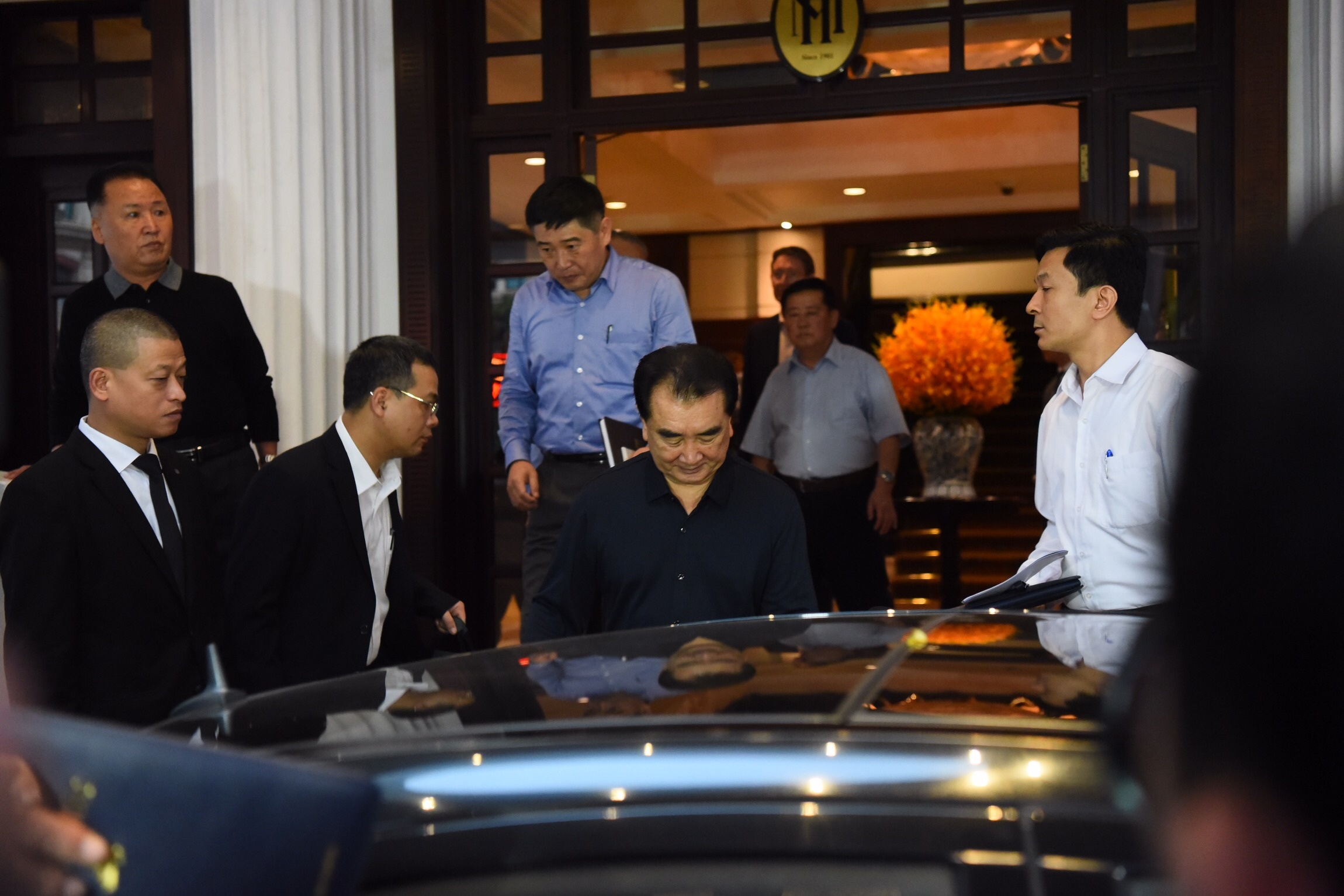 Dong dao phong vien ‘san’ cac diem nong truoc hoi nghi Trump - Kim hinh anh