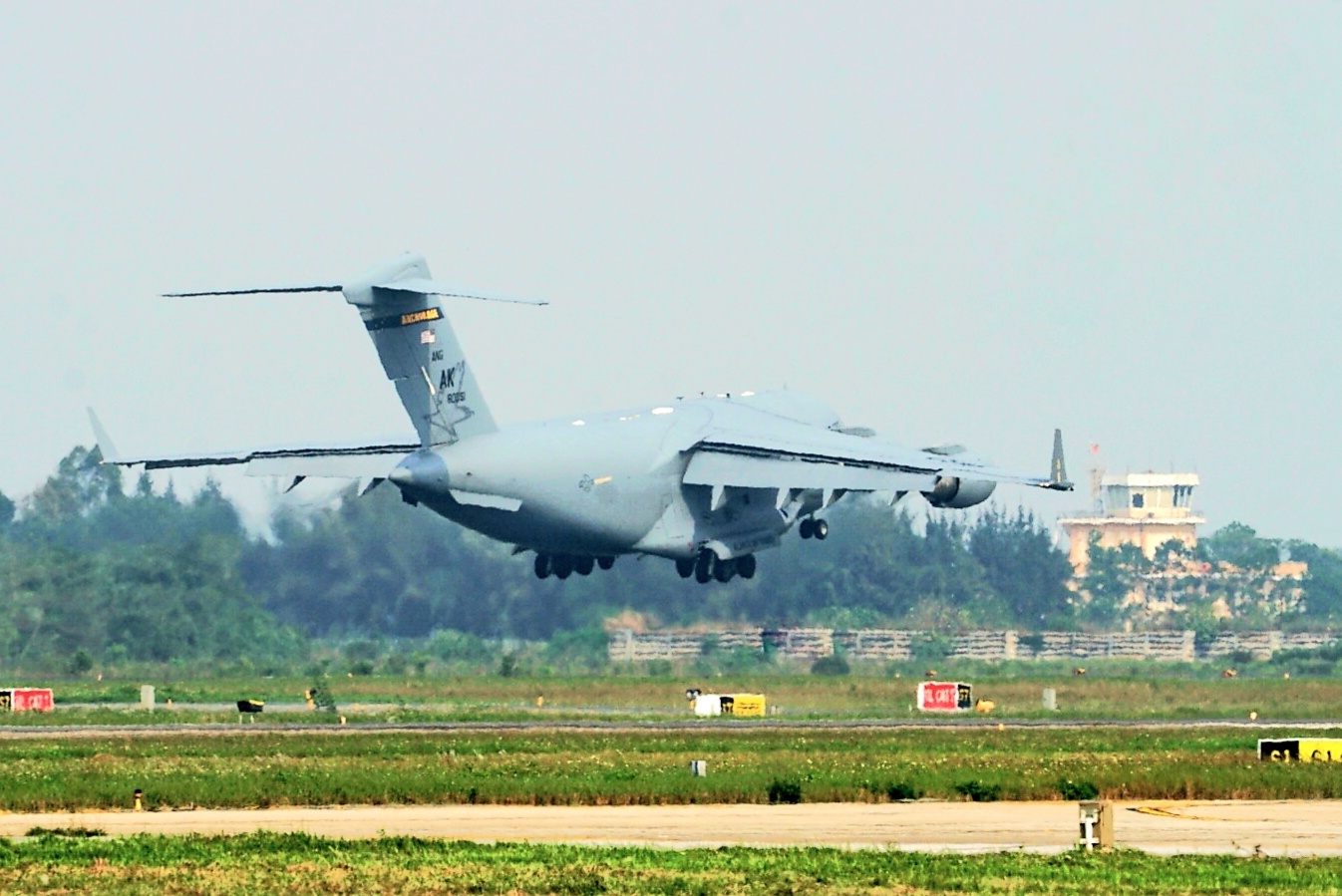 C-17 cap tap dap xuong Noi Bai, chuan bi cho chuyen di cua TT Trump hinh anh