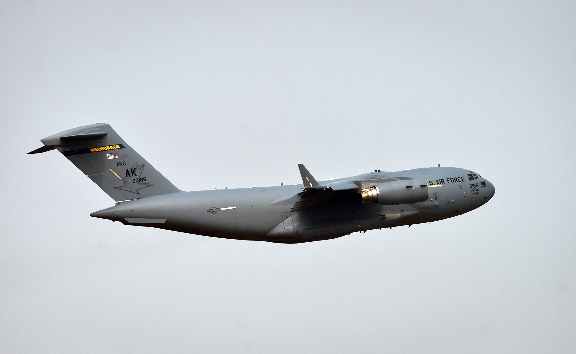 'Ngua tho' C-17 tiep tuc mang phuong tien cua TT Trump toi Noi Bai hinh anh