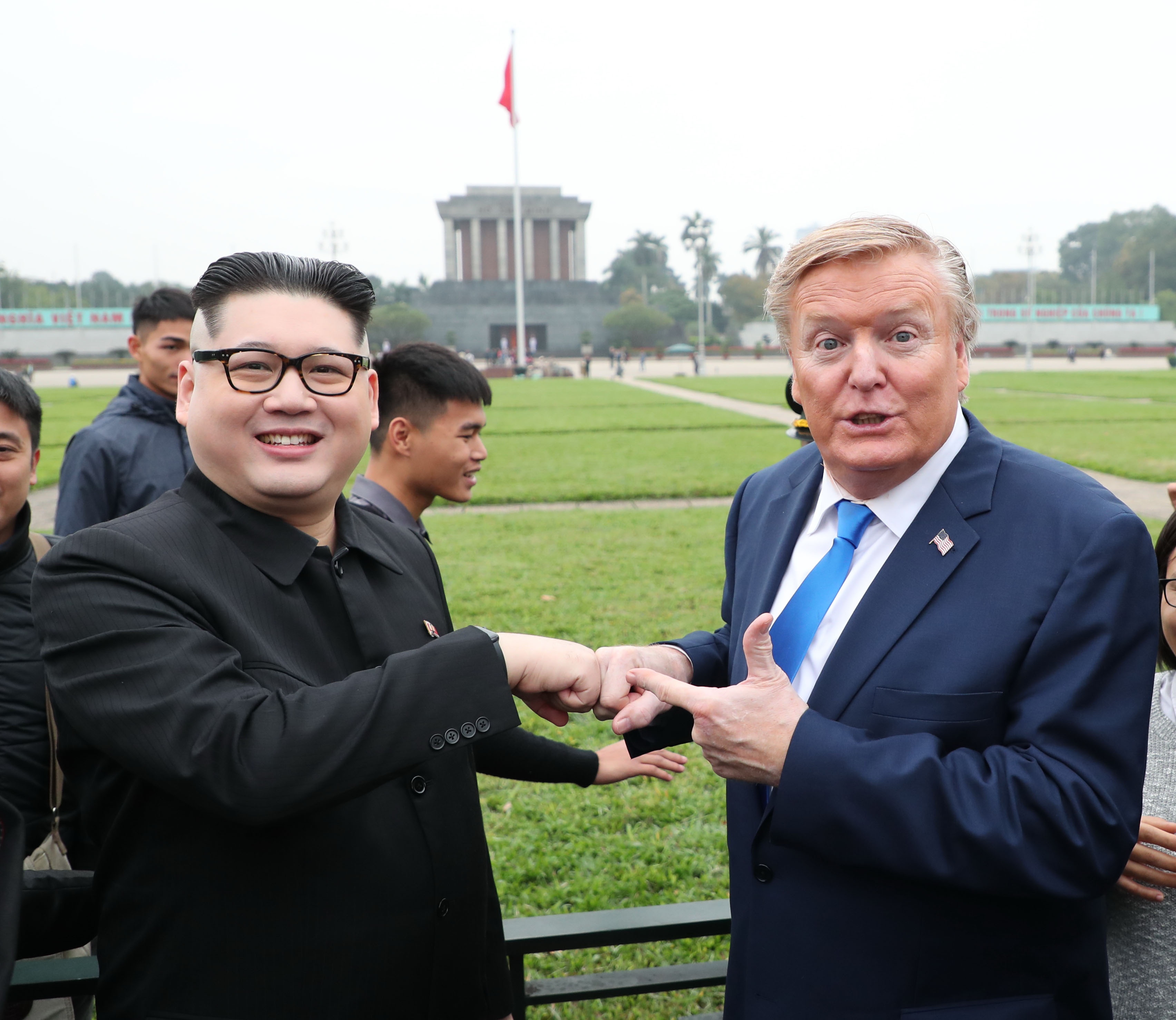 Trump - Kim gia nao dong trung tam Ha Noi, bi 'tong' khoi khach san hinh anh