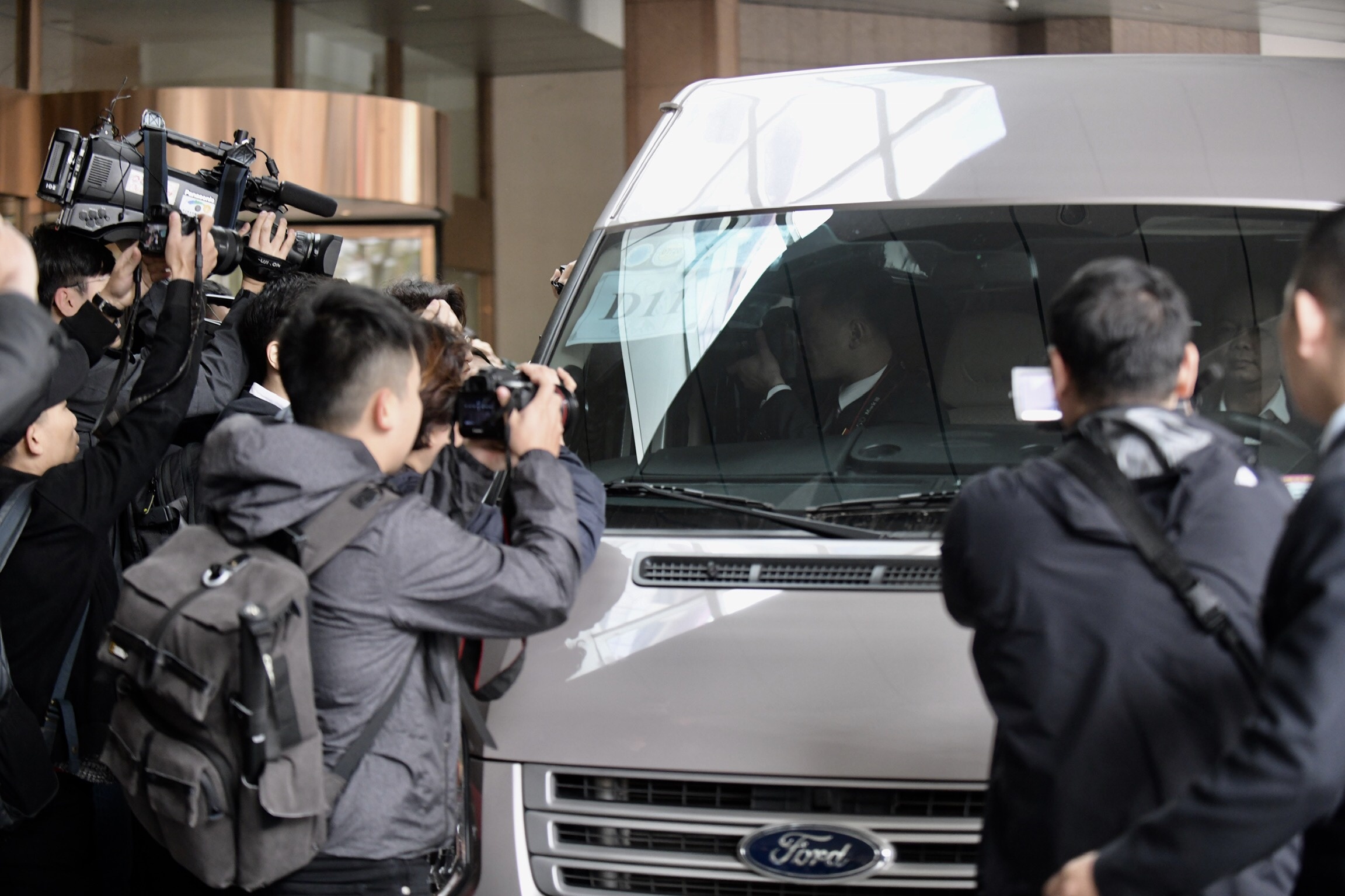 Bao chi bao vay doan thap tung ong Kim Jong Un tai khach san Melia hinh anh