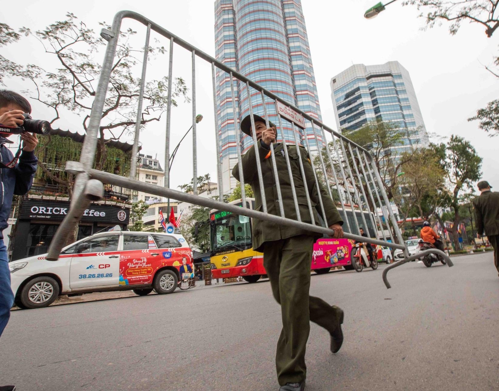 Dung hang rao an ninh hai lop quanh khach san co doan Trieu Tien hinh anh