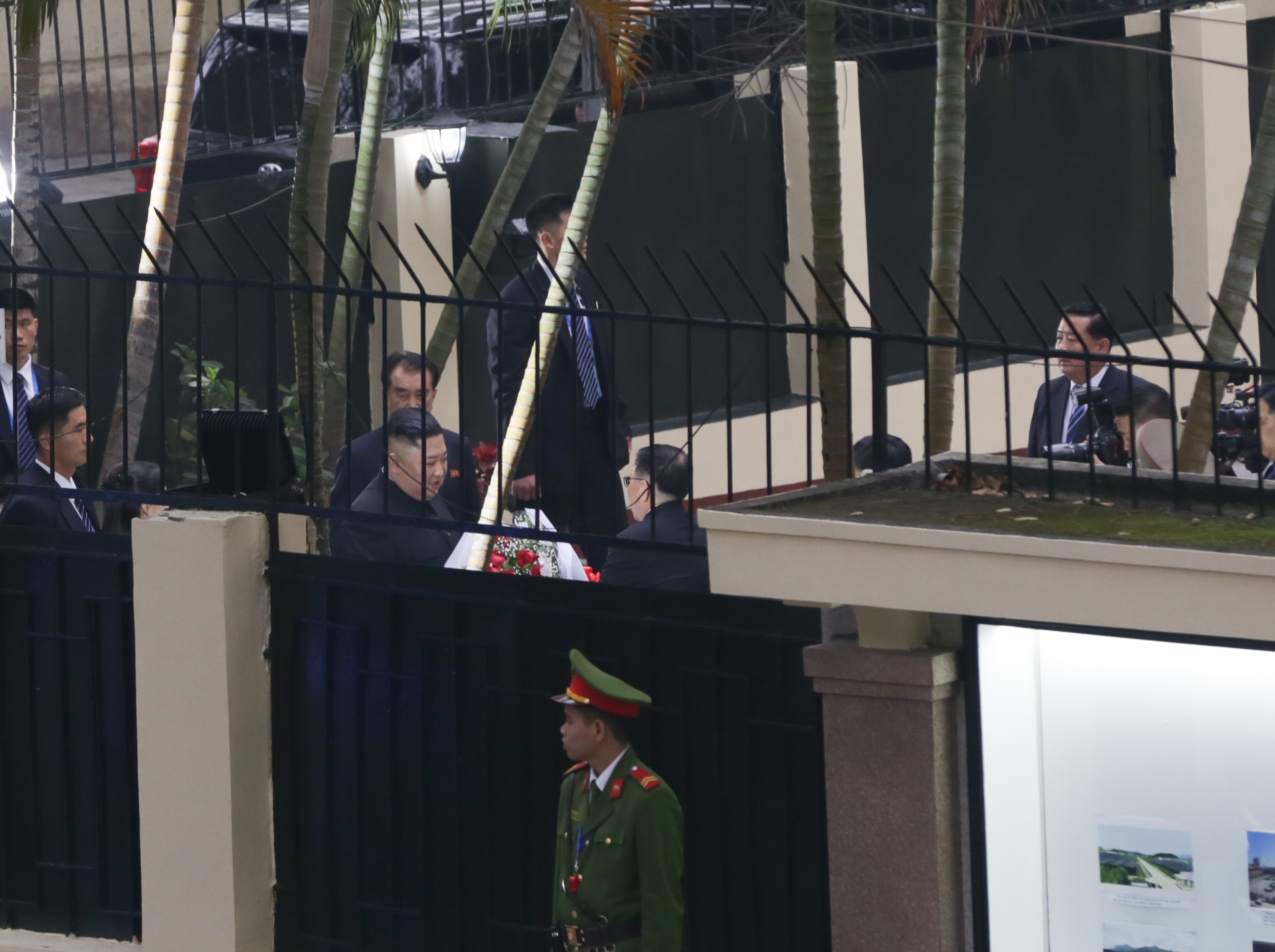 Hinh anh ong Kim Jong Un o trong Dai su quan Trieu Tien hinh anh