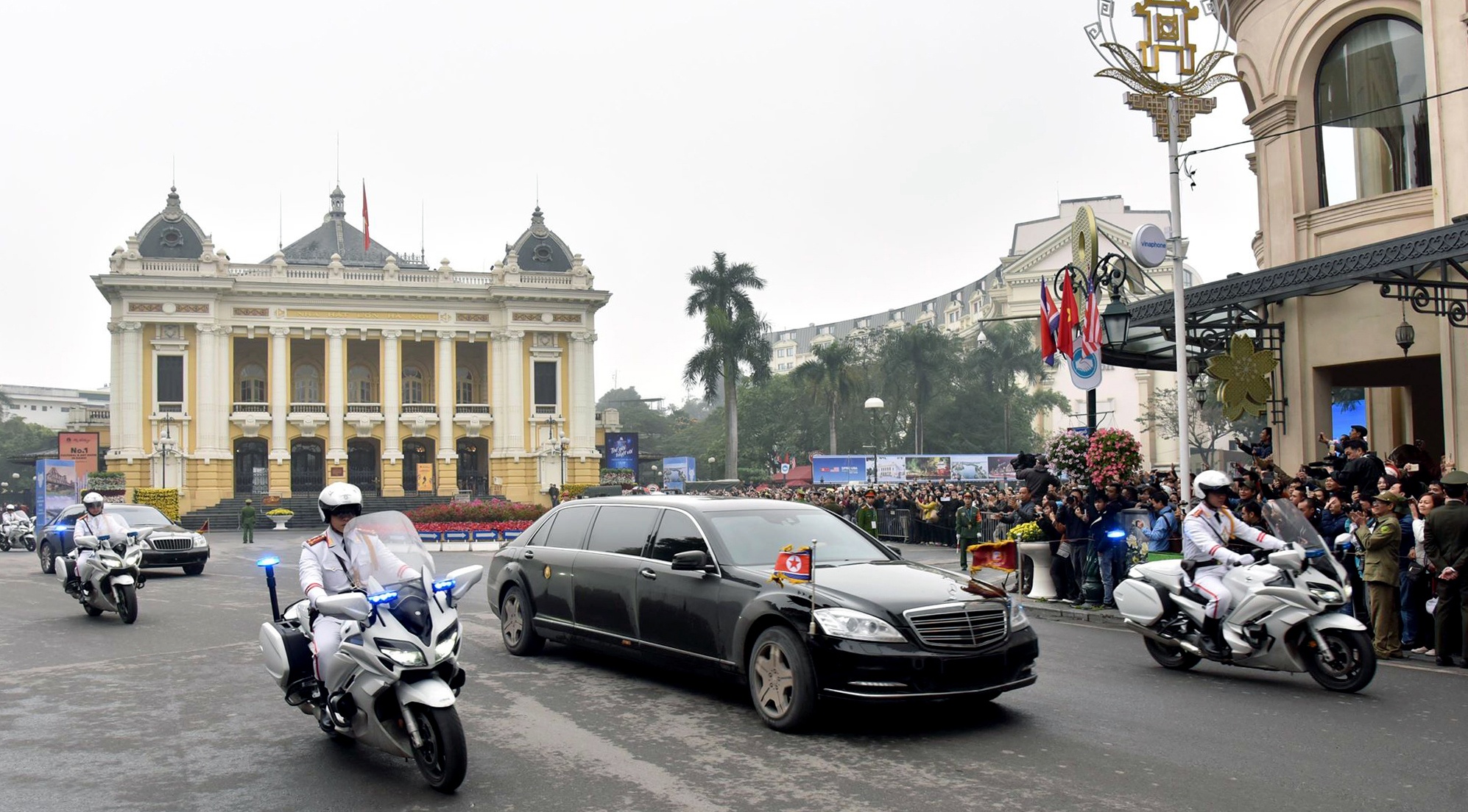 Doan xe ong Kim Jong Un ve toi khach san Melia hinh anh