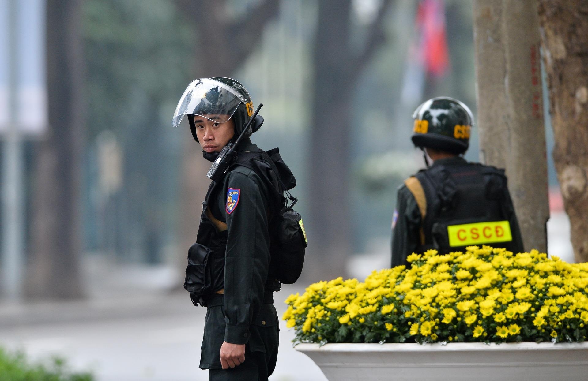 An ninh tang cuong o Metropole truoc gio 'G' thuong dinh My - Trieu hinh anh