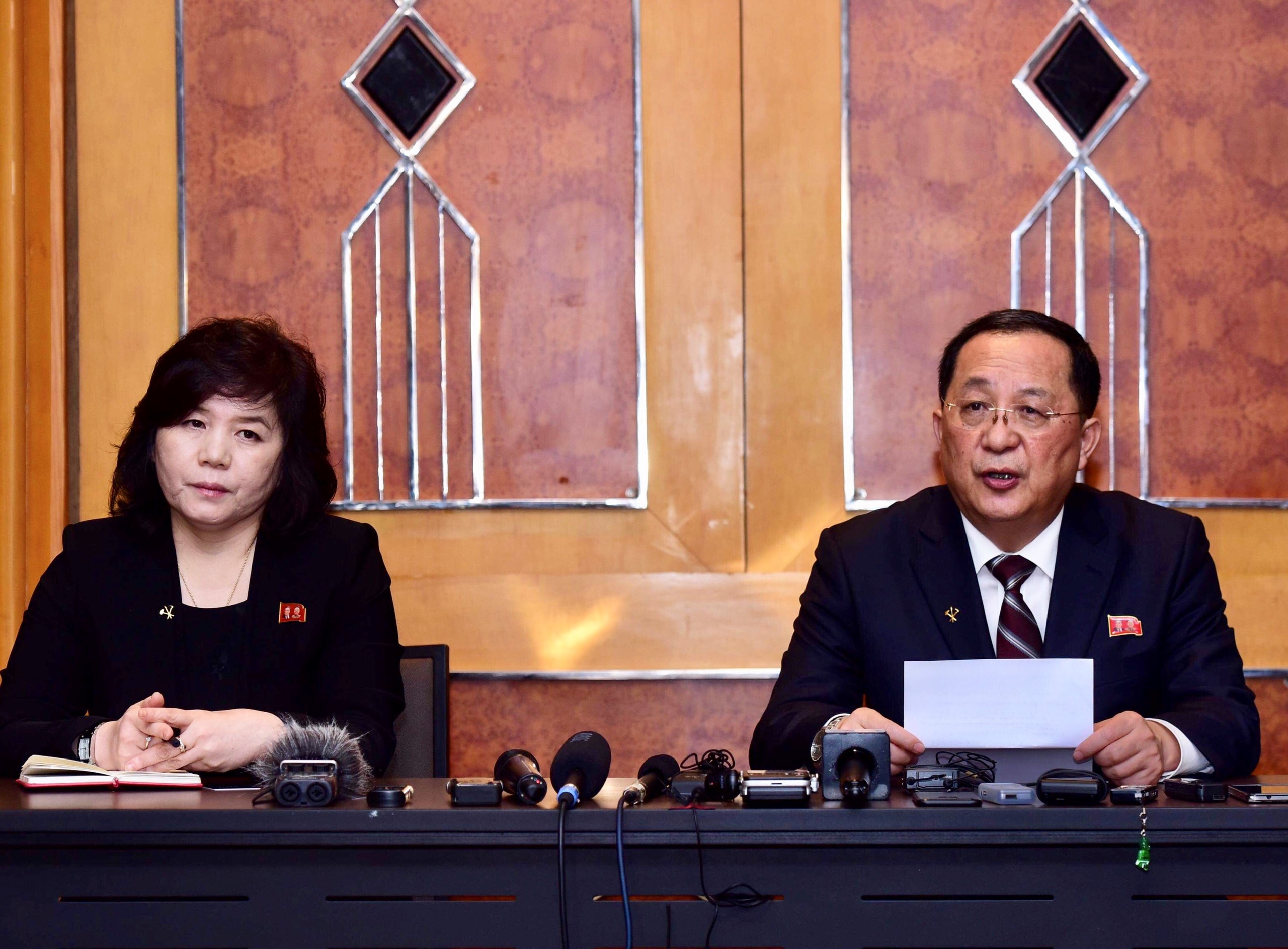 Doan Trieu Tien hop bao bat ngo luc 23h30 de giai thich ve thuong dinh hinh anh