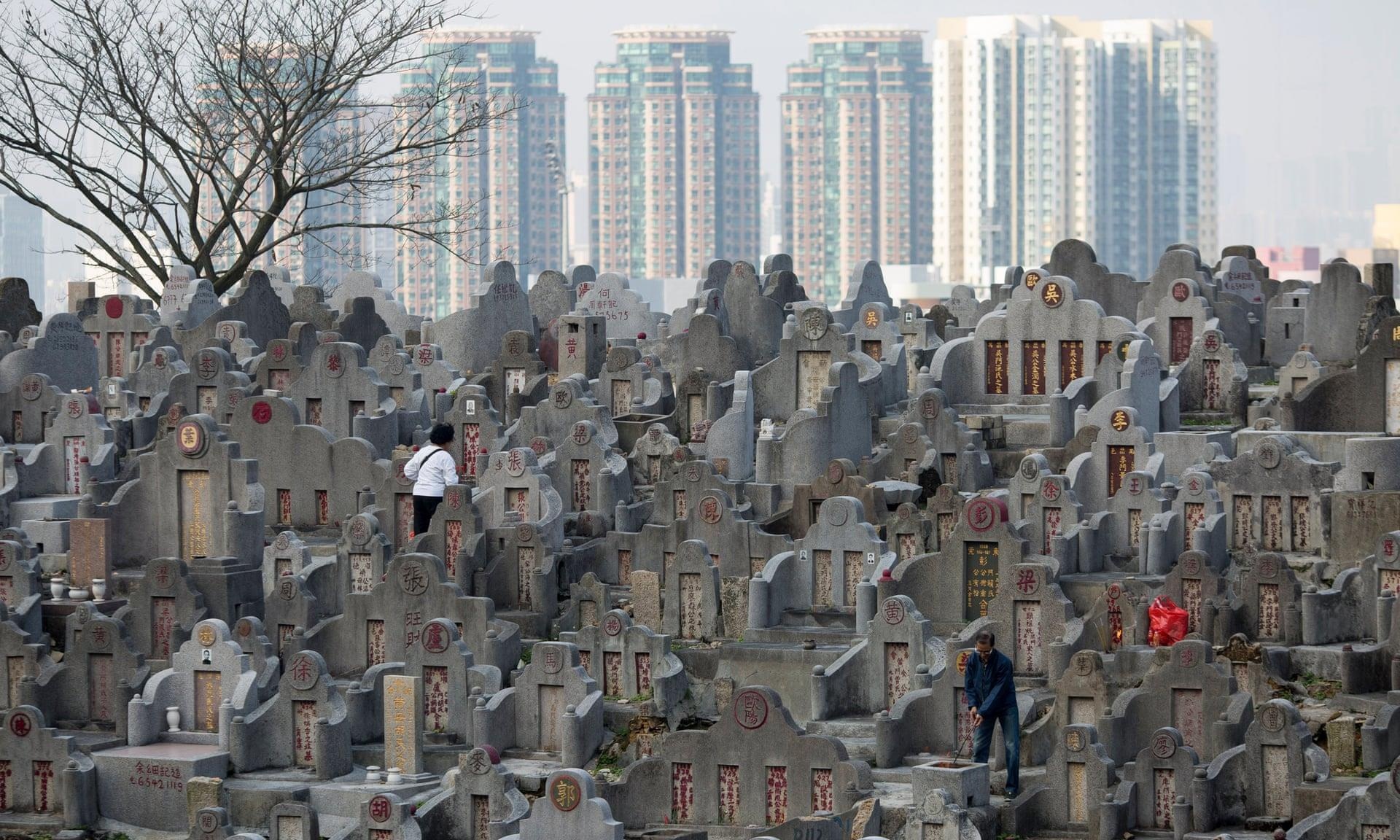 Nguoi chet o Hong Kong phai 'o tam, xep hang' tim noi an nghi hinh anh